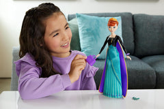 Mattel Disney The Ice Queen Anna Fashion Doll Set, Spin & Reveal cu 11 surprize, inclusiv 5 accesorii, 5 autocolante și o scenă pentru joacă, inspirat de filmul Disney, HXD27 Papusi Naty Shop