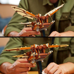 LEGO Icons Leonardo Da Vinci repülő gépe csapkodó szárnyakkal - Minifigurát és állványt tartalmaz - Építőkészlet felnőtteknek - Lakberendezési készlet - Ajándékötlet - 10363 Építőkészlet Besuche den LEGO-Store