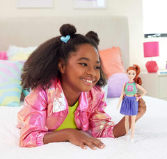 Barbie Fashionista baba sz. 232 vörös hajjal, B mintás mez sportfelsővel, lila redős szoknyával, karórával és tornacipővel, HYT90 Naty Shop Dolls