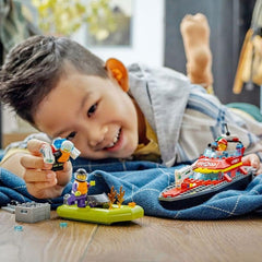 LEGO 60373 City Feuerwehrboot, Spielzeug, das im Wasser wimmt, mit Rennboot, 3 Minifiguren und Jetpack, Feuerwehr-Boot-Spielzeug Geschenkide für Jungen und Mädchen ab 5 Jahren