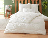 Badenia Trendline Eco quilt Aerelle Blue Duo 135 X 200 Cm, Alb, certificat Öko- Tex, Produs în conformitate cu standardul de calitate german Plapumi si pilote Naty Shop 135 X 200 Duo plapumă de iarnă