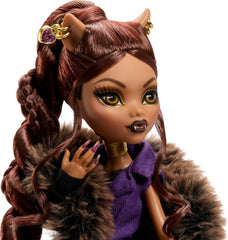 Monster High Puppe, Clawdeen Wolf House of Wolf Sammelfigur mit Kunstpelz-Jacquard-Mantel, violettem Blazerkleid, Pantaboots und goldenen Accessoires, JDR66