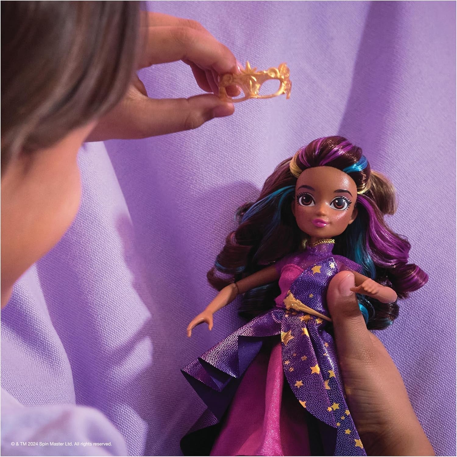 Unicorn Academy Deluxe Masked Ball Sophia - păpușă de 24 cm din popularul serial Netflix cu 2 ținute, dress-up clasic și joc de rol, vârsta 4+ Papusi Naty Shop