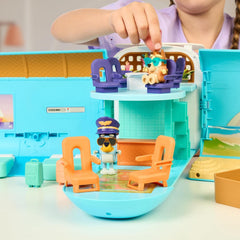 BlueY 3-in-1 Flugzeug-Spielset zum Ausklappen; Verwandlung von Flugzeug in Hotelresort & Boot! 70 cm breites Urlaubsresort-Spielset; 25+ Geräusche; 15 Spielzeugteile; 2 Exklusive Figuren Bingo
