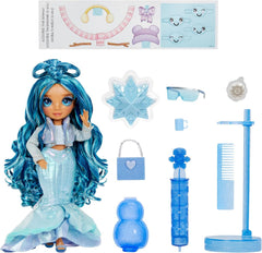 Rainbow High Winter Wonderland - Skyler (Blau) - 28 cm Modepuppe, mit Verstecktem Magischem Schnee, der Sich mit Wasser Aufbauscht, mit Schneemann-Set, Geeignet für Kinder von 4-12 Jahre und Sammler
