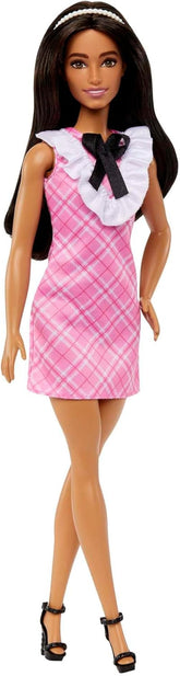 Barbie Fashionistas - Păpușă sportivă cu păr negru și bentiță cu aspect de perlă, purtând o rochie roz în carouri cu fundă neagră și guler cu volane, pentru copii cu vârsta de 3 ani și peste, HJT06