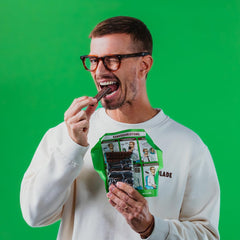 JOKOLADE 12 rúd x 140g Economy csomag | Karamellizált földimogyoróval és ropogós gabonafélékkel | Vegán és kakaómentes