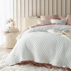 Molly Elegant ágytakaró fehér színben 220 X 240 Cm Sokoldalú ágytakaró ágytakarónak vagy ülőgarnitúrának Dobtakaró ágyra és kanapéra Takaró stílus Ideális ágytakarónak Ágyak és takarók Besuche den ROOM99-Store