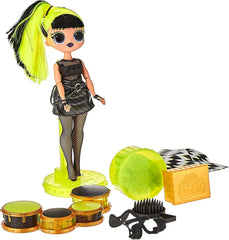 L.O.L. Meglepetés! OMG Remix Rock BHAD GIRL Modepuppe mit 15 Überraschungen - mit Schlagzeug, Outfit, Schuhen, Bürste, Puppenständer, Songtext-Magazin & Plattenspieler-Paket - Für Mädchen ab 4+ Jahren