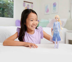 Mattel Disney Prinzessin Elsa Puppe, Die Eiskönigin Puppe im Reiseoutfit, kämmbare blonde Haare, beweglich, ausziehbarer Rock und Stiefel, Disney Geschenke, Spielzeug ab 3 Jahre, HLW48