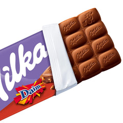 & Daim 1 x 100 g I alpesi tejcsokoládé I karamell- és manduladarabokkal I 100% alpesi tejcsokoládé I Daim-szelet csokoládé (4 db-os csomag)