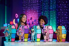 Monster High HKY62 - Păpușă și Set de Modă, Frankie Stein cu Dulap și peste 19 Accesorii, Secretele Skulltimate, Jucărie de Păpușă pentru Copii cu Vârsta de 4 Ani și Peste