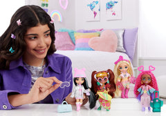 Barbie Extra Fly Reisepuppe - Mini Puppe mit Wüstenoutfit, glitzerndem Cape und Kaktus-Koffer, bewegliche Ellbogen und Knie für modebewussten Spielspaß, für Kinder ab 3 Jahren, HPB19
