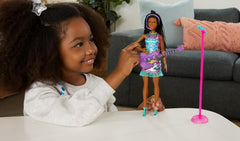 Barbie GYJ22 - Bühne frei für große Träume Brooklyn Puppe (ca. 30 cm, braune Zöpfe) mit Melodien aus dem Film, Lichtern, Mikrofon und Accessoires, Geschenk für Kinder ab 3 Jahren