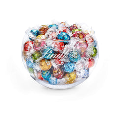 Csokoládé mix LINDOR | 1371 g | kb. 109 golyó: Tejcsokoládé és LINDOR golyók eperkrémmel | 1 kg-os zsák, kb. 80 db csokoládé golyó fehér csokoládé eperkrémmel