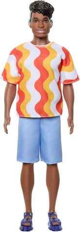 Barbie Fashionistas Ken Doll nr. 220 Cu bretele și formă largă a corpului într-o cămașă detașabilă cu model portocaliu, pantaloni scurți și sandale cu platformă, HRH23 Papusi Naty Shop Titlu implicit