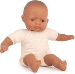 Păpuși Miniland: Păpușă latino-americană, 32 cm, cu corp din pânză moale, în cutie cadou