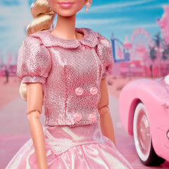 Barbie-Puppe zum Spielfilm, Margot Robbie als Barbie, Sammelfigur in rosafarbener Bluse und Tüllrock, mit gestylter Frisur und passendem Schmuck, JBJ53