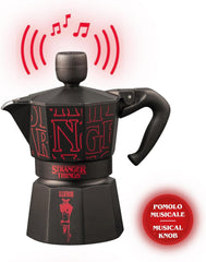 Bialetti Moka Express Stranger Things Cafetiera cu 3 căni, Buton muzical cu funcție de încărcare USB-C, Nu este potrivită pentru plite cu inducție, 3 căni (130 ml), Negru