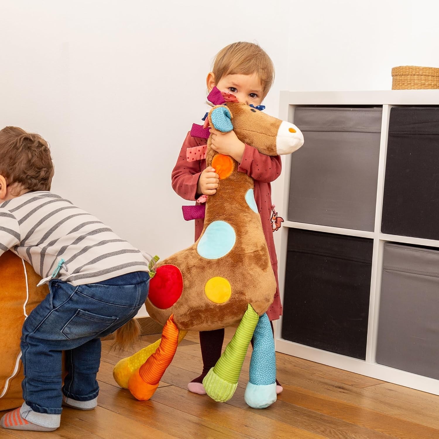 SIGIKID 42863 Jucărie pentru bebeluși girafă XXL, jucărie educativă PlayQ, jucărie de pluș cu inel de dentiție, zornăitor, oglindă, scârțâitor, pentru bebeluși și copii de la 3 luni, multicoloră/girafă 72 cm Jucarii Bebe Naty Shop