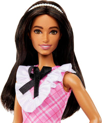 Barbie Fashionistas - Păpușă sportivă cu păr negru și bentiță cu aspect de perlă, purtând o rochie roz în carouri cu fundă neagră și guler cu volane, pentru copii cu vârsta de 3 ani și peste, HJT06
