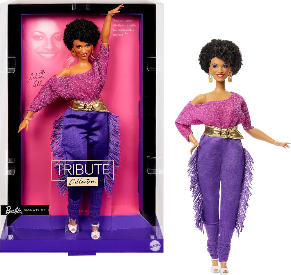 Păpușa Barbie Signature, Colecția Debbie Allen Tribute, cu bluză cu umeri goi, curea aurie și pantaloni mov cu franjuri și jambiere, JBJ24