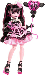 Păpușa Monster High înfricoșătoare și dulce pentru ziua de naștere, Draculaura, într-o rochie roz de petrecere cu accesorii tematice, cum ar fi invitație, balon, cadou, evantai și multe altele, JBG74
