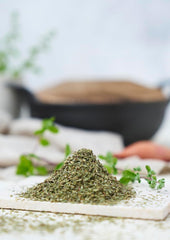 Fuchs Gewürze - majoránna gerebelt - zum Würzen von Kartoffelgerichten, Fleischgerichten oder Eintöpfen - természetes összetevők - 10 g wiederverwendbarerben, recyclebarer Dózis