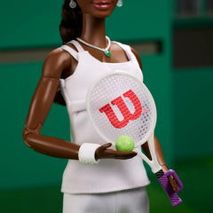 Barbie Inspiring Women Series, Venus Williams Modepuppe mit charakteristischer Tennis-Uniform und Schläger, inklusive ausstellbarer Verpackung, HRM49