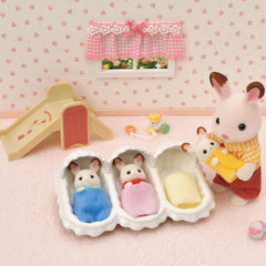 Sylvanian Families L5532 Kit de început pentru tripleți - Set de joacă pentru casă de păpuși