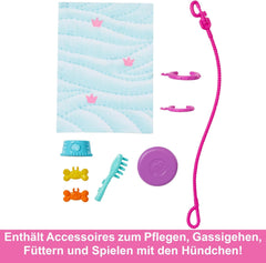 Păpușa Barbie Dog Duo și accesorii, inclusiv cățeluș și câine mare cu scaun cu rotile, lesă, bol cu hrană, pat pentru animale și recompense cu oase, pentru copii cu vârsta de 3 ani și peste, HTK37