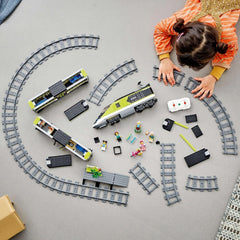LEGO City Passenger Express vonat, távirányítós vonatkészlet, vasúti játék fényszórókkal, 2 kocsi és 24 sín elem, ajándék gyerekeknek, fiúknak és lányoknak 60337 építőkészletek Besuche den LEGO-Store