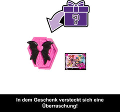 Păpușa Monster High înfricoșătoare și dulce pentru ziua de naștere, Draculaura, într-o rochie roz de petrecere cu accesorii tematice, cum ar fi invitație, balon, cadou, evantai și multe altele, JBG74