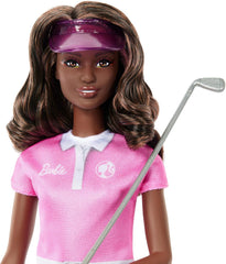 Barbie Golfer brünette Modepuppe in Abnehmbarer Pinker Polokleid-Golfuniform, enthält Schirmmütze und Golfschlägerzubehör, JCR69