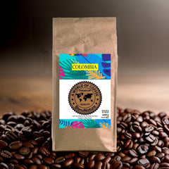 1 kg de boabe de cafea naturală 100% Arabica – origine exclusivă din Columbia – premiate cu 82 de puncte de către Asociația Cafelelor de Specialitate (SCA) – pentru aroma, gustul și excelența sa