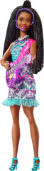 Barbie GYJ22 - Bühne frei für große Träume Brooklyn Puppe (ca. 30 cm, braune Zöpfe) mit Melodien aus dem Film, Lichtern, Mikrofon und Accessoires, Geschenk für Kinder ab 3 Jahren