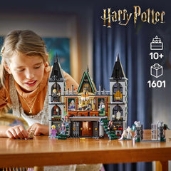 LEGO Harry Potter Malfoy családi vidéki birtok, fantasztikus gyűjthető és bemutatható játék, ajándék fiúknak, lányoknak és a varázslóvilág rajongóinak, ajándékötlet 9 minifigurával 76453 Építőkészlet Besuche den LEGO-Store