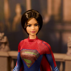 Barbie Supergirl Puppe, Sammlerpuppe aus dem Flash Movie Wearing Red and Blue Anzug mit Umhang, Puppenständer enthalten