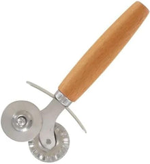 Fackelmann 40917 Rolă de aluat, Roată de ravioli din oțel inoxidabil pentru ravioli, Vârf dublu, Oțel inoxidabil, Lemn, 16 cm