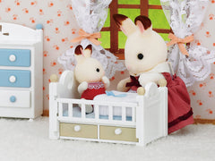 Sylvanian Families 5017 Schokoladenhasen Baby mit Babybett - Puppenhaus Spielset Mehrfarbig