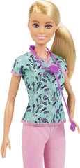Păpușa Barbie GTW39 - Asistentă medicală (aprox. 30 cm) cu bluză imprimată și pantaloni roz, pantofi albi și stetoscop, cadou excelent pentru copiii cu vârsta de 3 ani și peste
