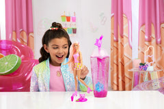 Barbie Pop Reveal Fruit - Überraschungspuppen mit 8 fruchtigen Überraschungen, inklusive beweglicher Puppe mit Erdbeerlimonadenduft und Squishy-Hündchen, ab 3 Jahren, HNW41
