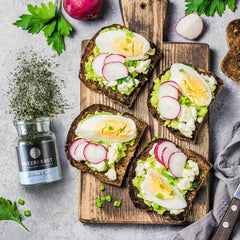 Ankerkraut Bärlauch Salz, Lecker Fleisch und Salat Verfeinern, Knoblauch-szerű Gesmack Aroma, Kräuter mit Gewürz zum Kochen, 110 g im Corkenglas