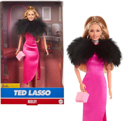 BARBIE Keeley Jones - Păpușă de colecție inspirată de Ted Lasso, rochie midi din mătase roz aprins, tocuri înalte aurii, pelerină neagră, cercei rotunzi aurii, geantă roz, pentru copii cu vârsta de 3 ani și peste, HJW92
