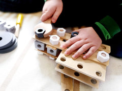 Small Foot Konstruktionsset Miniwob aus Holz, kreativer Bausatz mit Werkzeuge und Zubehör, ab 3 Jahren, 11810, Grey Yellow
