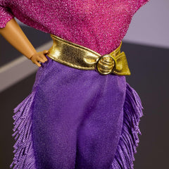 Păpușa Barbie Signature, Colecția Debbie Allen Tribute, cu bluză cu umeri goi, curea aurie și pantaloni mov cu franjuri și jambiere, JBJ24