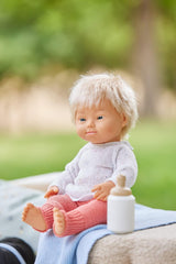 Miniland Dolls: europäische Babypuppe Junge, szőke, Down-szindrómás aus weichem vinyl, 38 cm, Unterwäschével bemutatva Geschenkboxban (31263)