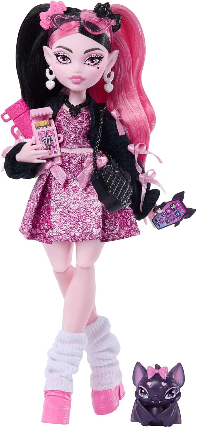 Monster High-Puppe, Draculaura mit rosa Kleid mit Schleifen und schwarzer Strickjacke, mit Fledermaus Count Fabulous und 7 Zubehörteilen wie Ramen, Lippenstift und Tasche, JHK29