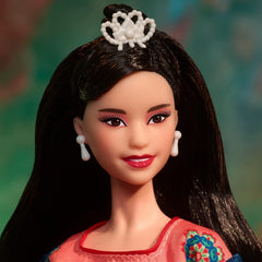 BARBIE Holdújév Puppe - Sammelfigur mit traditioner Hanfu-Robe und chinesischen Drucken, Dunhuang-Höhlenmalereien ihlette, beleértve a Puppenständer und Echtheitszertifikat, HJX35