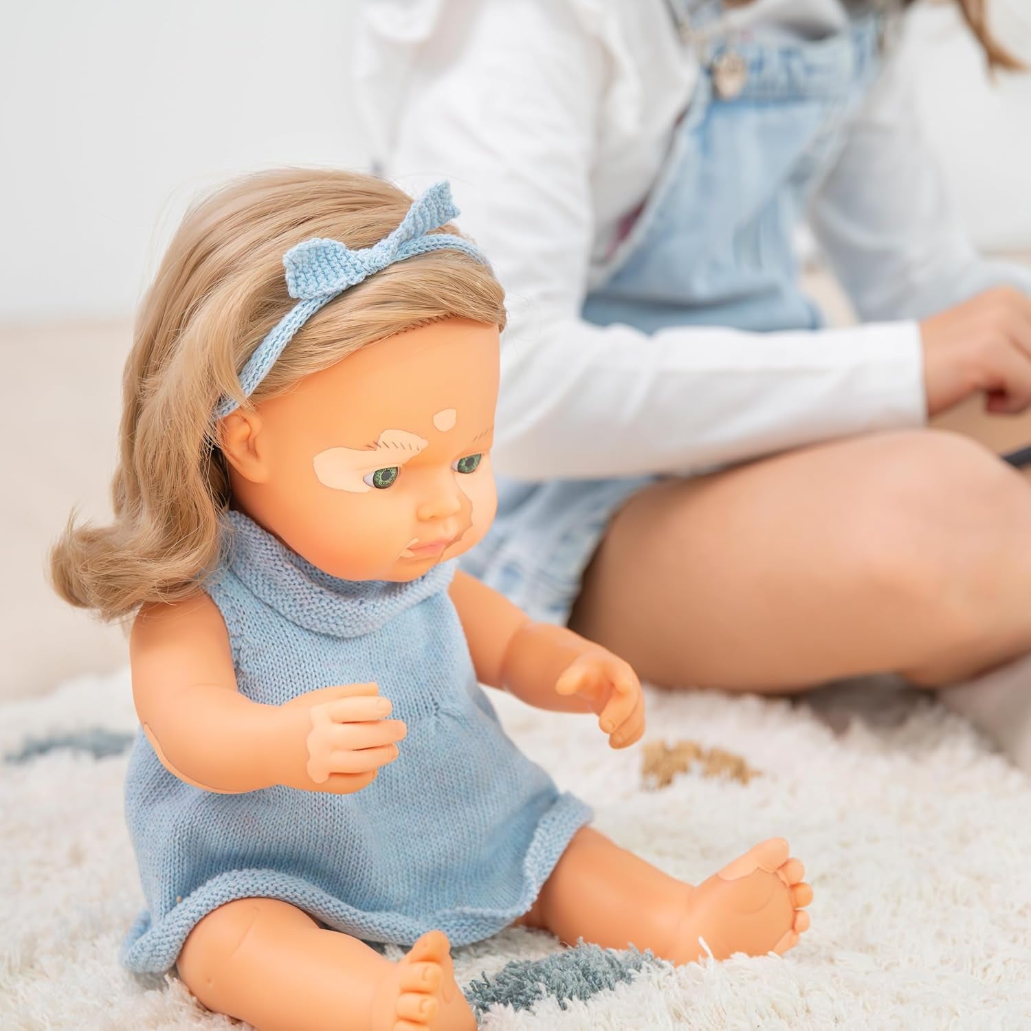 Miniland: Kaukasische dunkelblonde Babypuppe mit Vitiligo, 38cm, handgefertigt in Spanien aus weichem Vinyl Puppen.